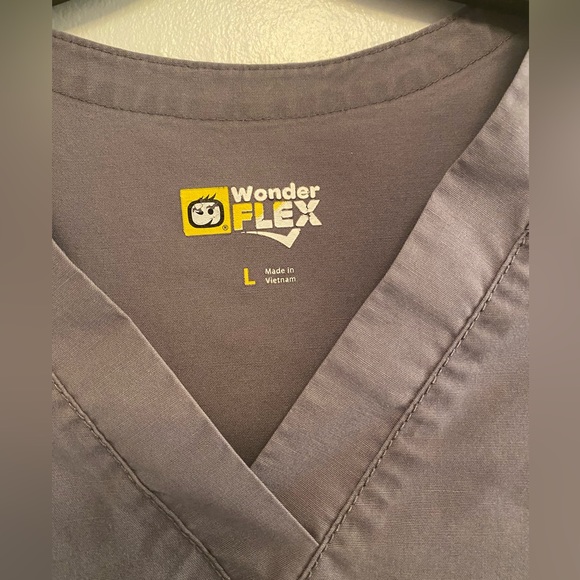 Scrub Top: WonderWink Women's Wonderflex Verity
Size large 
Color: grey - Picture 4 of 6